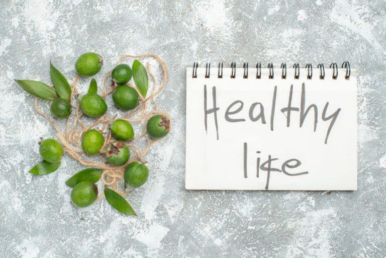 vita-sana-di-feykhoas-freschi-di-vista-superiore-scritta-sul-blocchetto-per-appunti-sulla-superficie-grigia